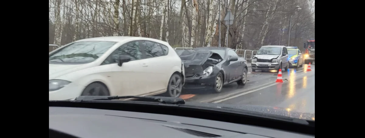 Kolizja kilku samochodów w Halembie. Dwie osoby były poszkodowane!