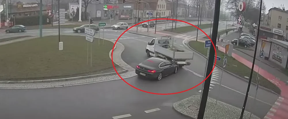 Kolizja na rondzie na "Karmańskim". Sprawca otrzymał 10 punktów karnych! [WIDEO]