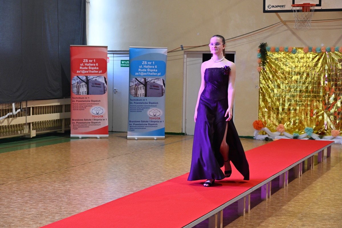 Pokaz mody w ZS nr 1 19