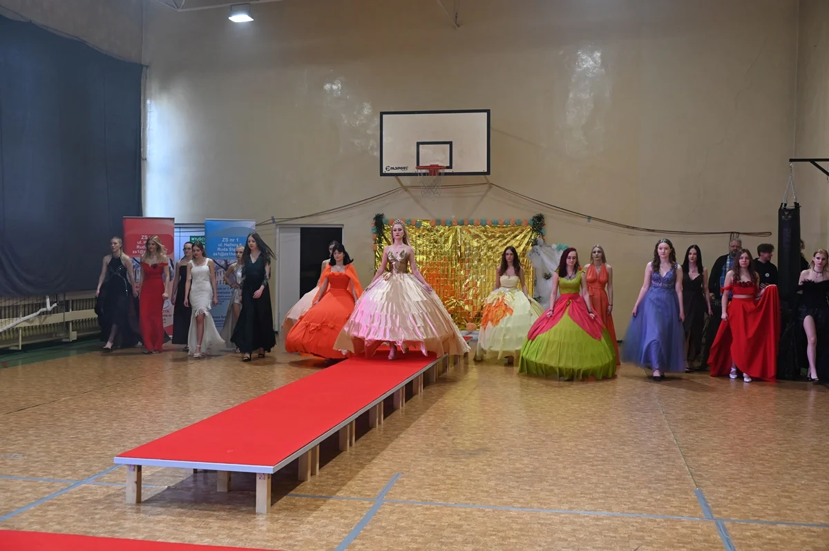 Wyjątkowy pokaz mody w Zespole Szkół nr 1 w Rudzie Śląskiej