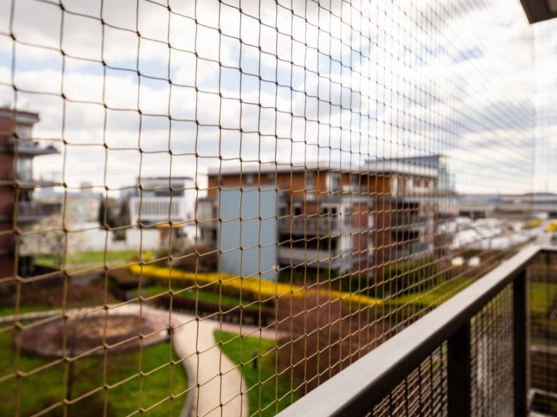 Jak zamontować siatkę na balkonie, żeby przetrwała więcej, niż jeden sezon?