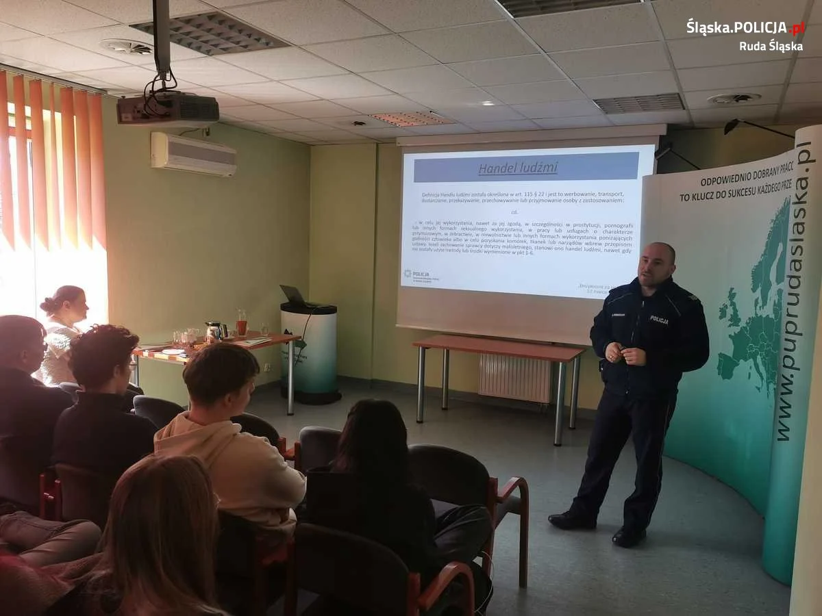 Policjanci w Rudzie Śląskiej ostrzegają uczniów przed handlem ludźmi