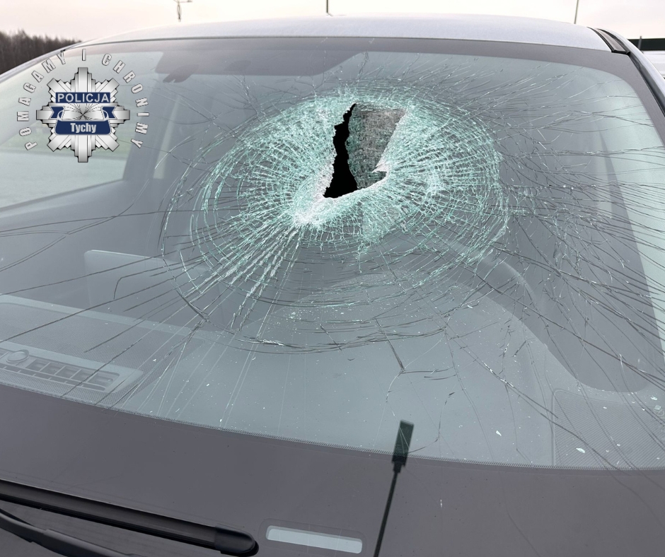 Zdarzenie drogowe na DK-86 w Tychach. Odłamek asfaltu przebił szybę i ranił kierowcę!