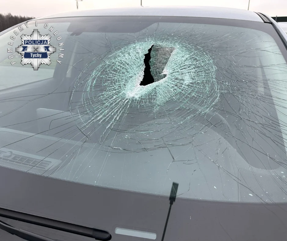 Zdarzenie drogowe na DK-86 w Tychach. Odłamek asfaltu przebił szybę i ranił kierowcę!