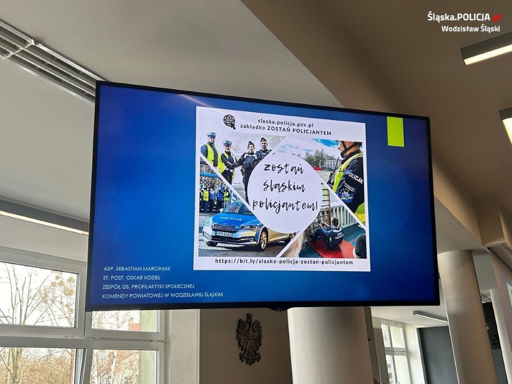 Policjanci promowali pracę na służbie na "Rynku pracy bez tajemnic"