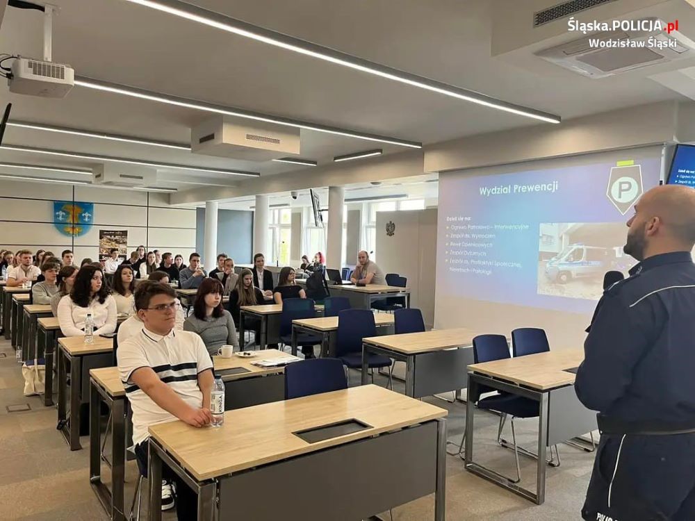 Policjanci promowali pracę na służbie na "Rynku pracy bez tajemnic"