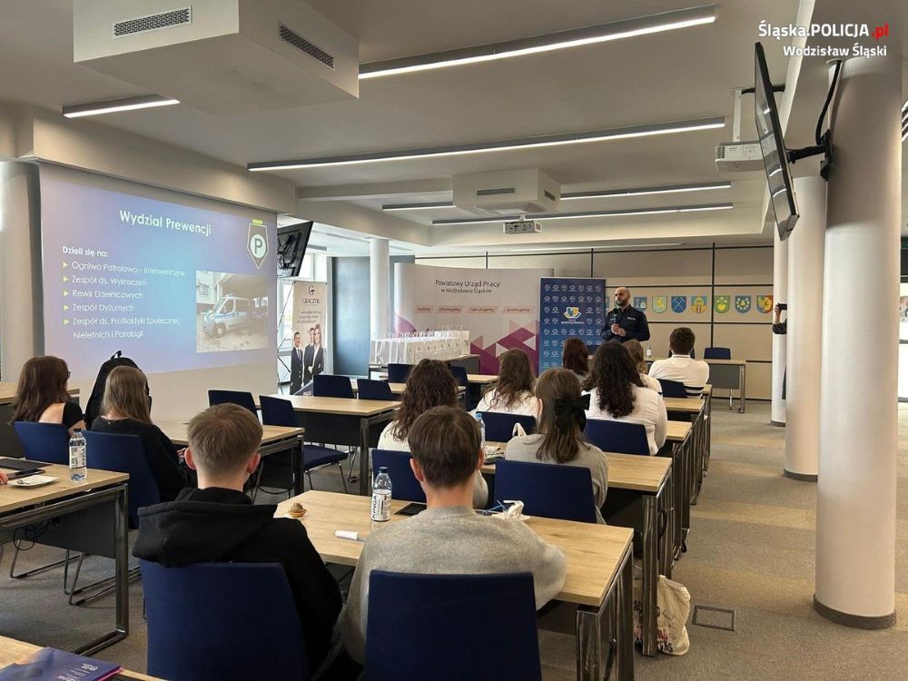 Policjanci promowali pracę na służbie na "Rynku pracy bez tajemnic"