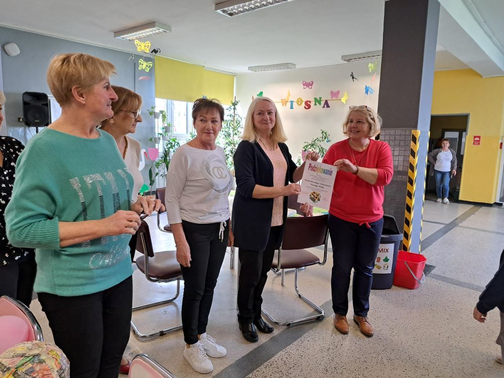 Warsztaty wielkanocne z seniorkami w Zespole Szkolno-Przedszkolnym nr 7