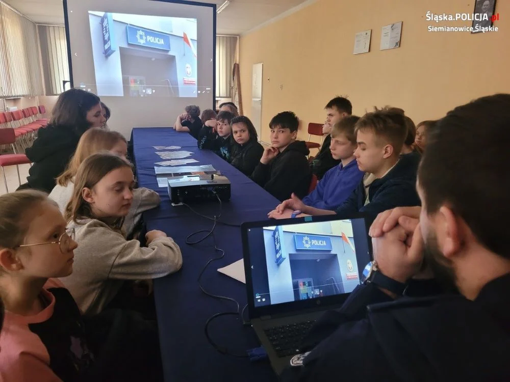 Szóstoklasiści na spotkaniu z policjantami w ramach "Akademii Przedsiębiorczości"