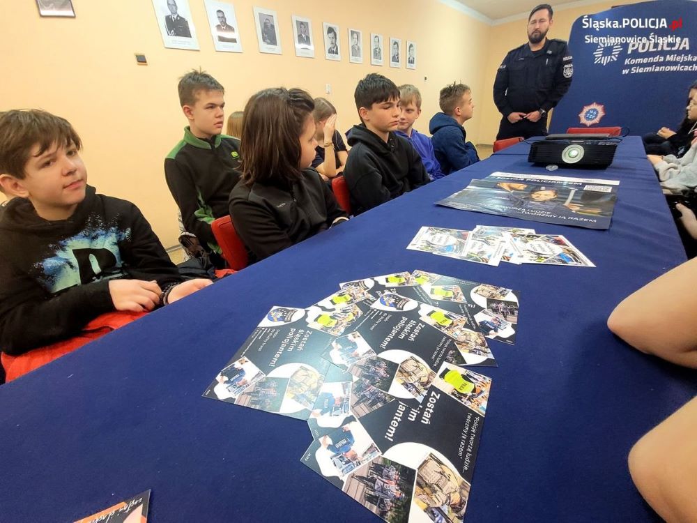 Szóstoklasiści na spotkaniu z policjantami w ramach "Akademii Przedsiębiorczości"