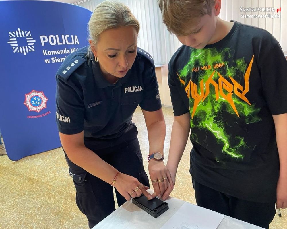 Szóstoklasiści na spotkaniu z policjantami w ramach "Akademii Przedsiębiorczości"