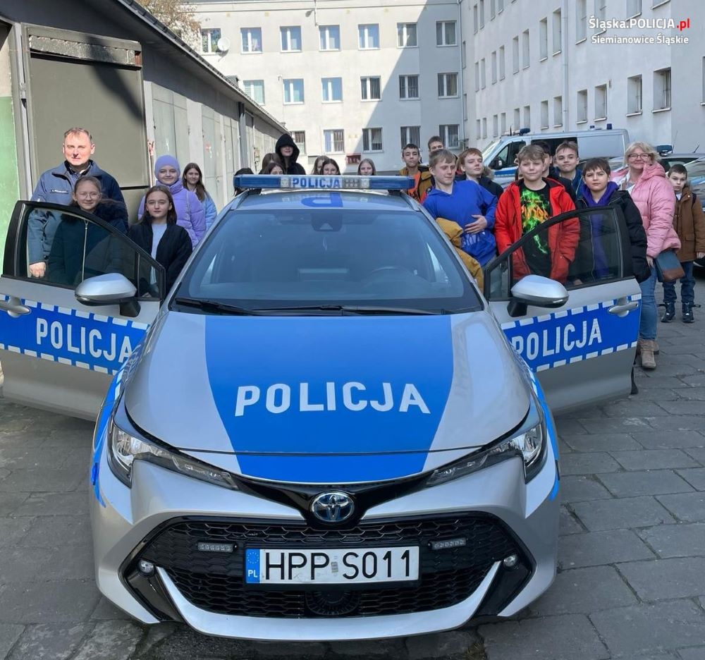 Szóstoklasiści na spotkaniu z policjantami w ramach "Akademii Przedsiębiorczości"