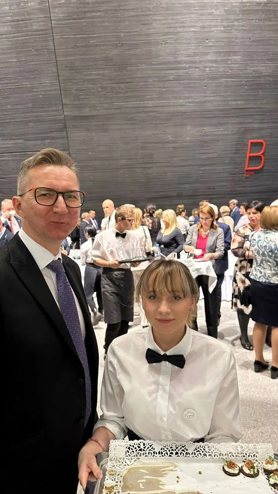 Uczniowie Cogito obsługą kelnerską na gali w NOSPR