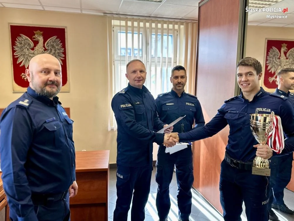 Przełożeni pogratulowali st. sierż. Pawłowi Jankowskiemu zwycięstwa w zawodach!