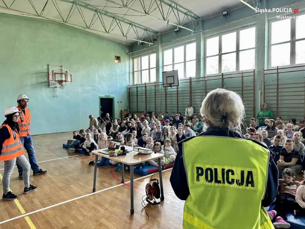 Policjanci i wykonawcy remontu mysłowickich ulic na rozmowach z dziećmi o bezpieczeństwie