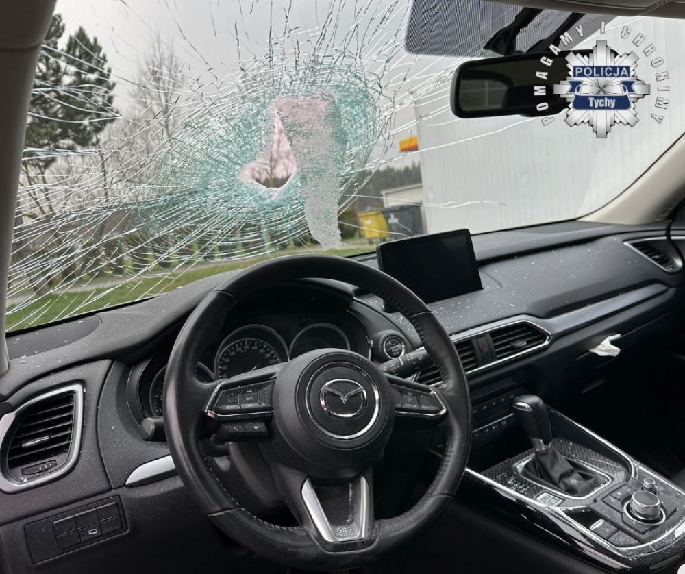 Odłamek asfaltu z DK-86 przebił przednią szybę samochodu i zranił kierowcę