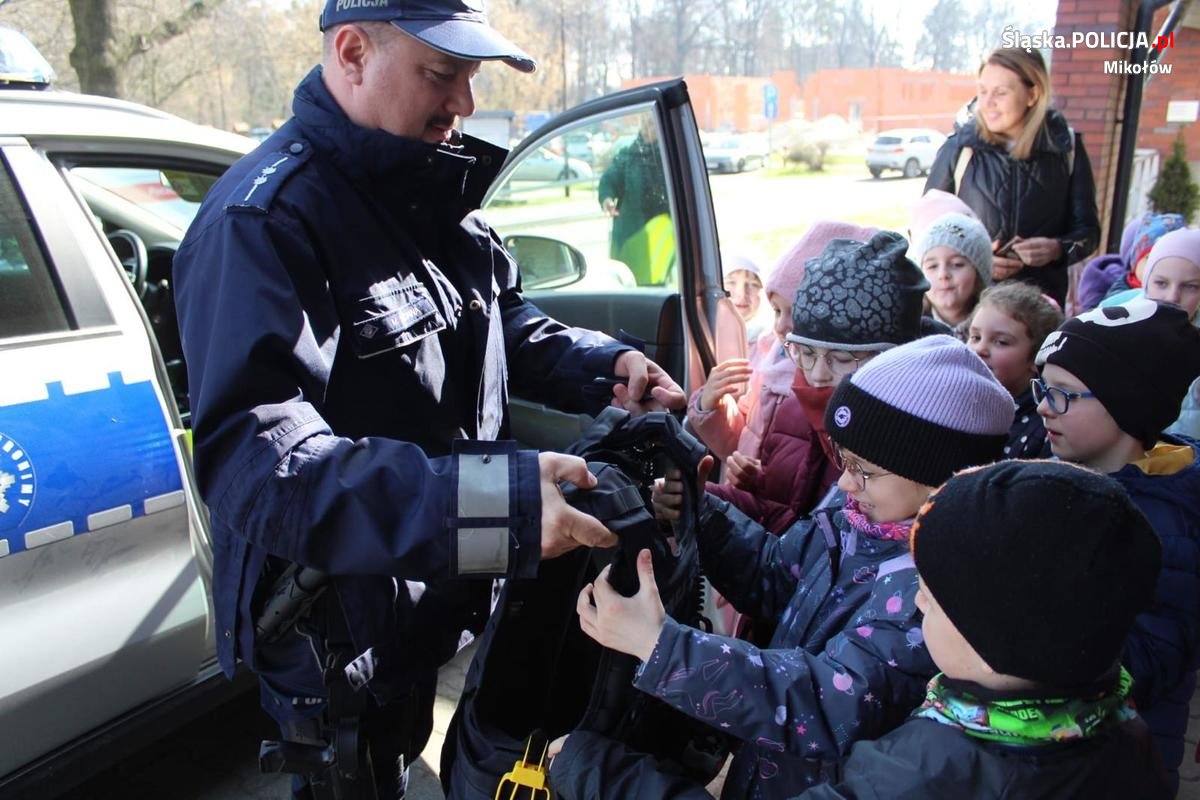 Dzielnicowy czyta dzieciom