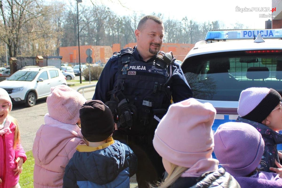 Dzielnicowy czyta dzieciom