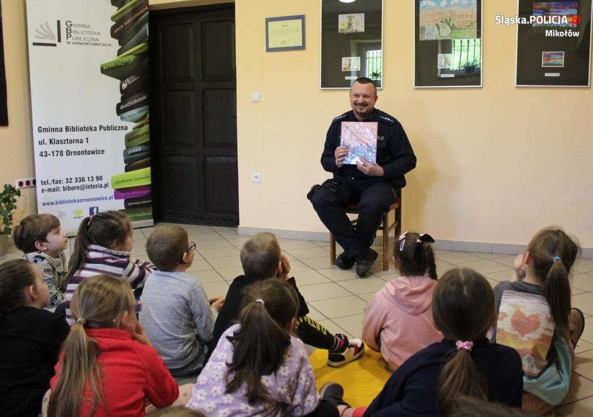 Dzielnicowy czyta dzieciom