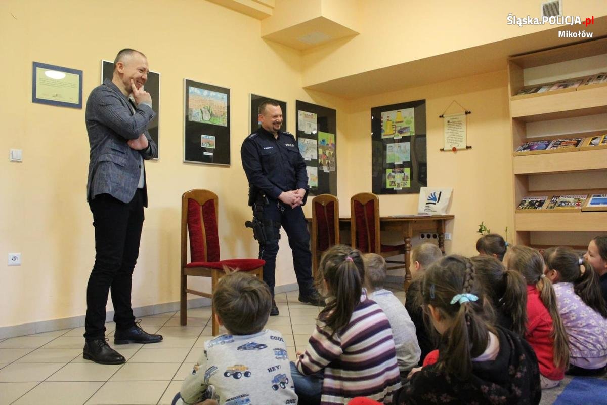 Dzielnicowy czyta dzieciom