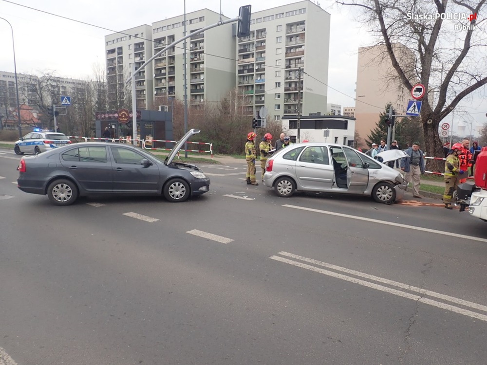 Rybnik: Wjechała na czerwonym świetle i doprowadziła do zdarzenia