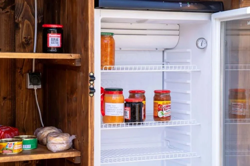 Lodówka społeczna w Niewiadomiu. Tak możesz wesprzeć potrzebujących!