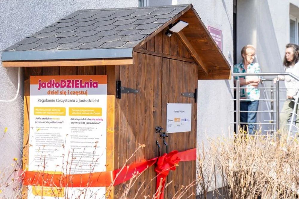 Lodówka społeczna w Niewiadomiu. Tak możesz wesprzeć potrzebujących!