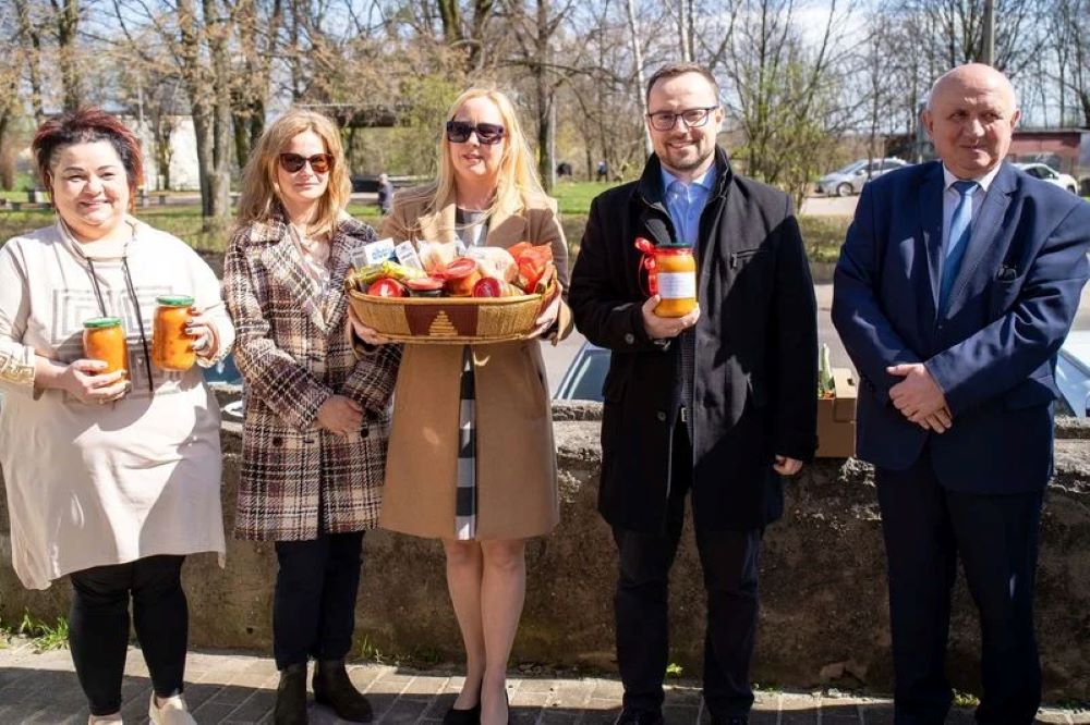 Lodówka społeczna w Niewiadomiu. Tak możesz wesprzeć potrzebujących!