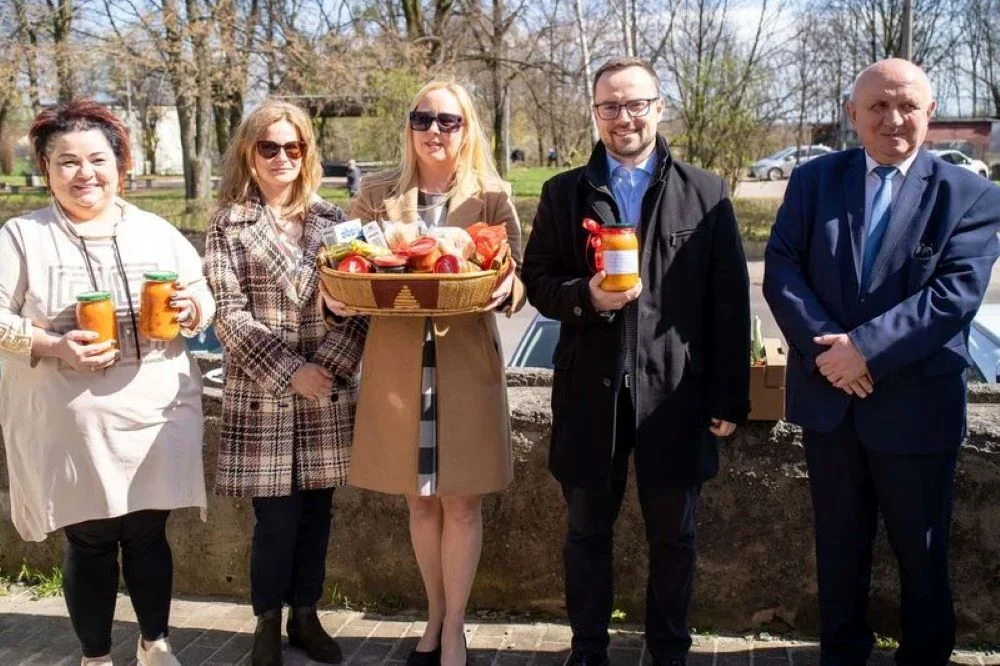 Lodówka społeczna w Niewiadomiu. Tak możesz wesprzeć potrzebujących!