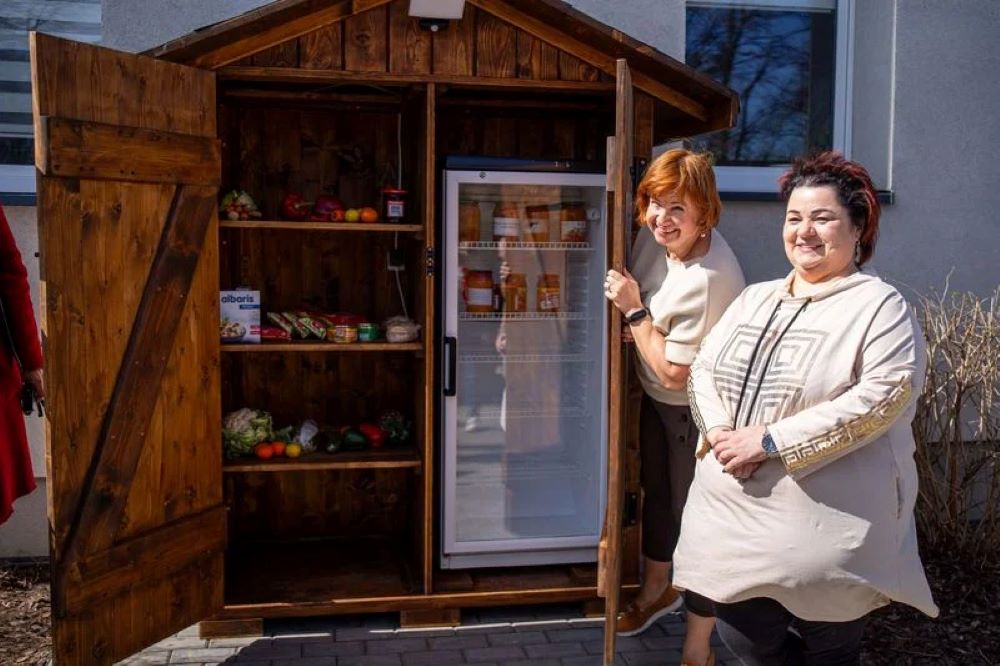 Lodówka społeczna w Niewiadomiu. Tak możesz wesprzeć potrzebujących!