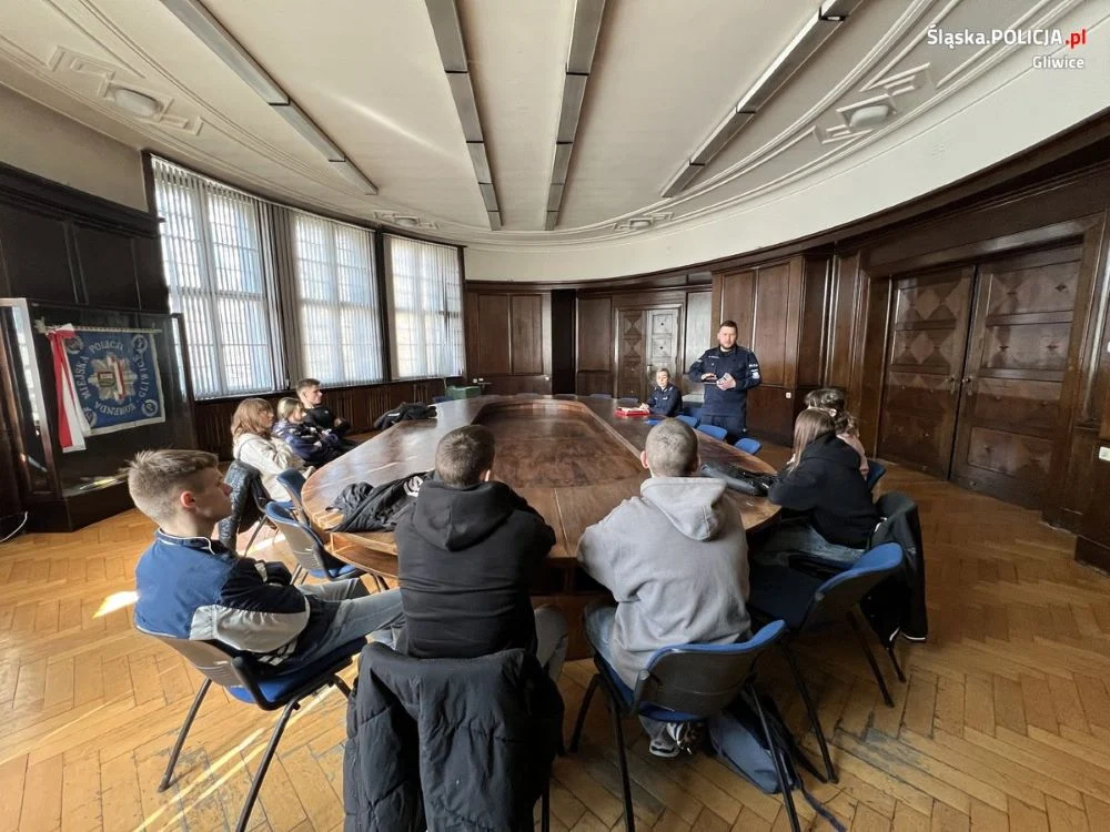 "Dzień Przedsiębiorczości". Ośmiu licealistów odwiedziło KMP w Gliwicach