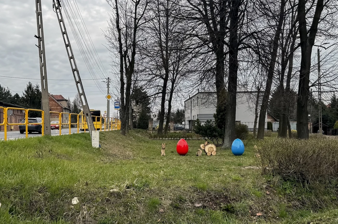 Wielkanocne ozdoby na placach i skwerach w Bytomiu [FOTO]