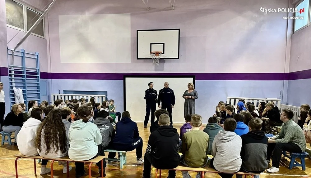 Sosnowieccy policjanci spotkali się z uczniami SP nr 17