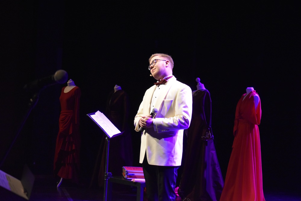 Wyjątkowy recital w sosnowieckiej Muzie. Uczeń śpiewa i pomaga koleżance