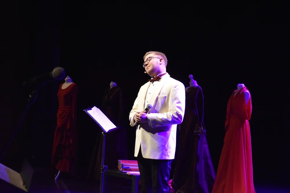 Wyjątkowy recital w sosnowieckiej Muzie. Uczeń śpiewa i pomaga koleżance