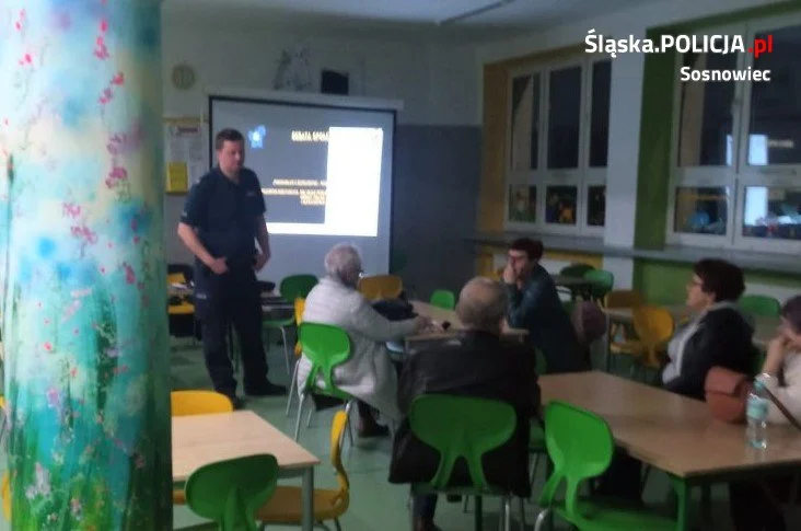 Sosnowieccy dzielnicowi z komisariatu V z seniorami o bezpieczeństwie