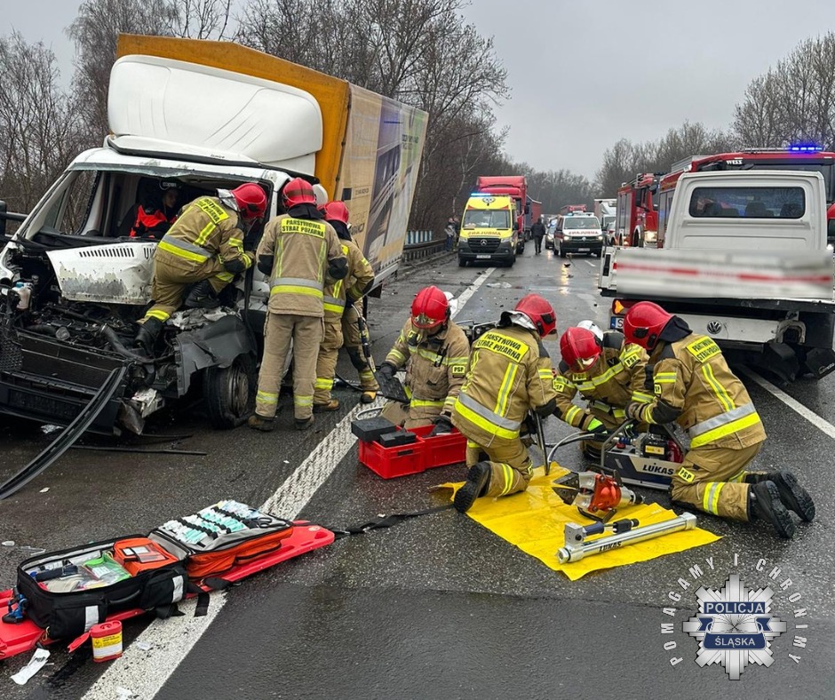 Kolizja na drodze S1 w kierunku Tychów. Doszło do zderzenia pojazdów dostawczych!
