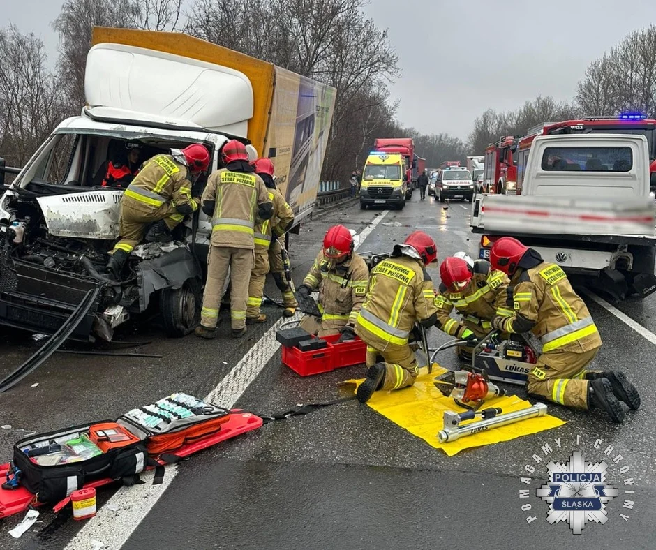 Kolizja na drodze S1 w kierunku Tychów. Doszło do zderzenia pojazdów dostawczych!