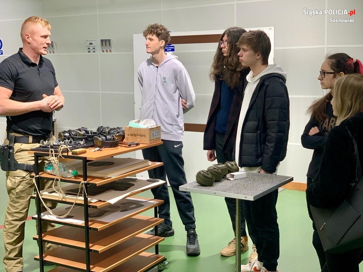 Uczniowie z Zespołu Szkół w Wojkowicach odwiedzili sosnowiecką Komendę