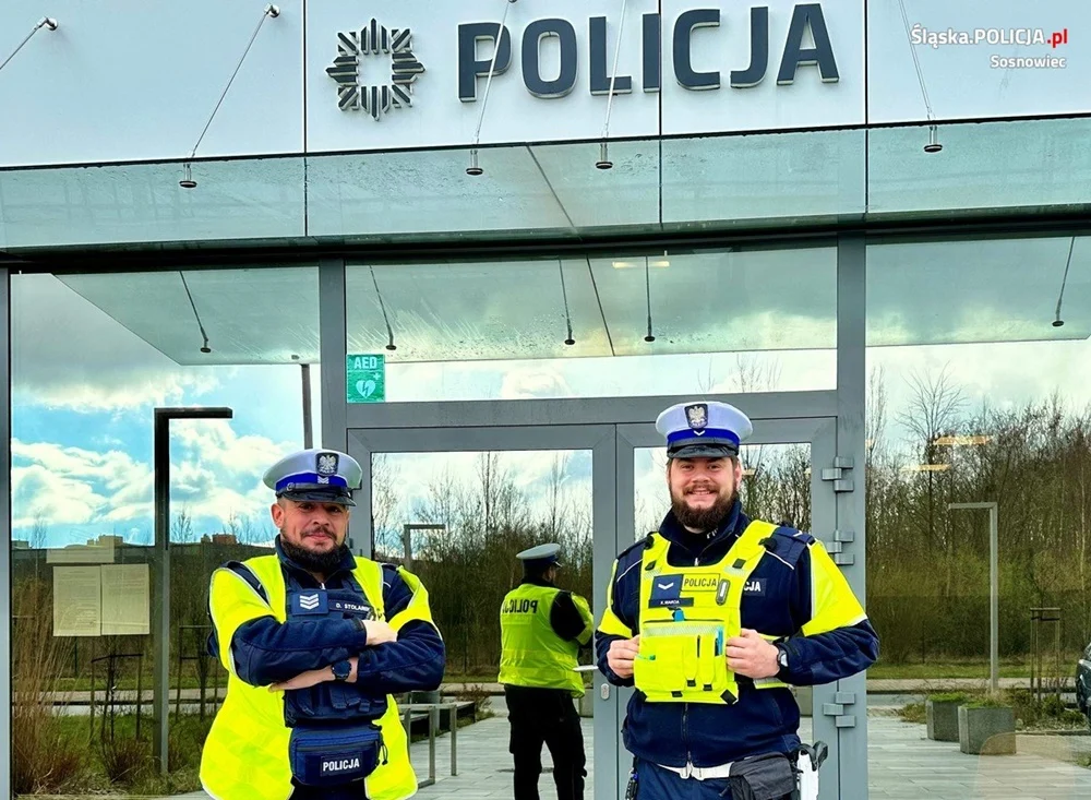 Sosnowieccy policjanci pomogli wymienić koło na zapasowe