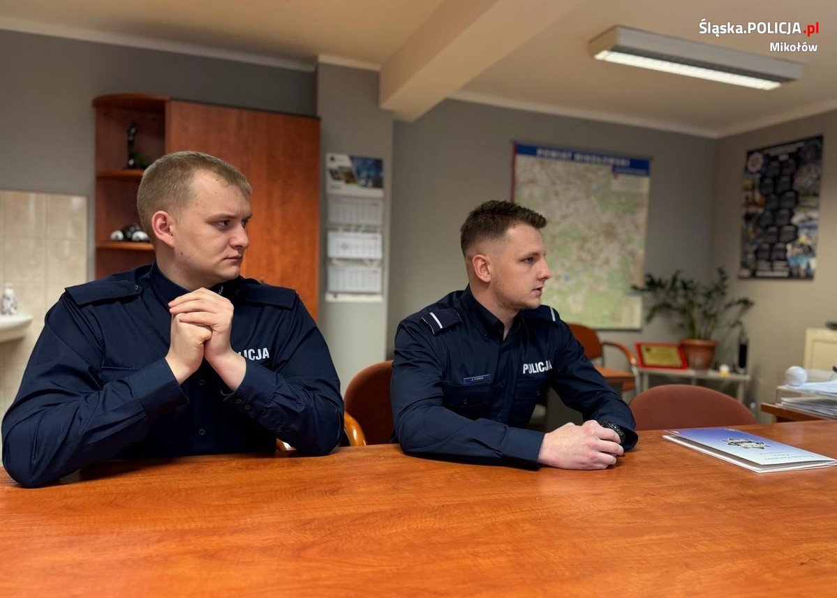 Wyróżnienie dla mikołowskich policjantów za uratowanie 14-latka z pożaru!