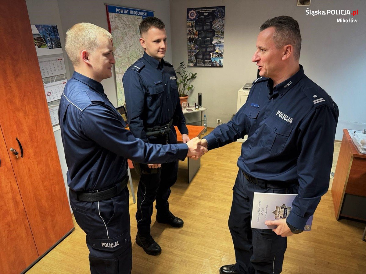 Wyróżnienie dla mikołowskich policjantów za uratowanie 14-latka z pożaru!