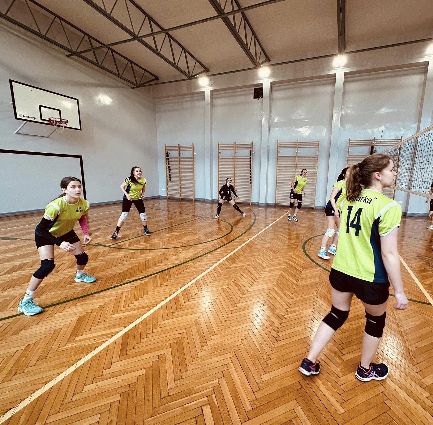 Siatkarska radość! I LO im. Karola Miarki z Mikołowa na 2. miejscu w zawodach rejonowych!