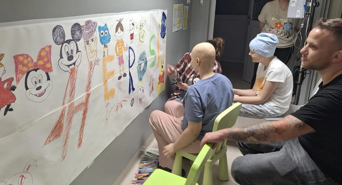 Mikołowski policjant Sebastian Kapias maluje nadzieję dla dzieci chorujacych na nowotwór