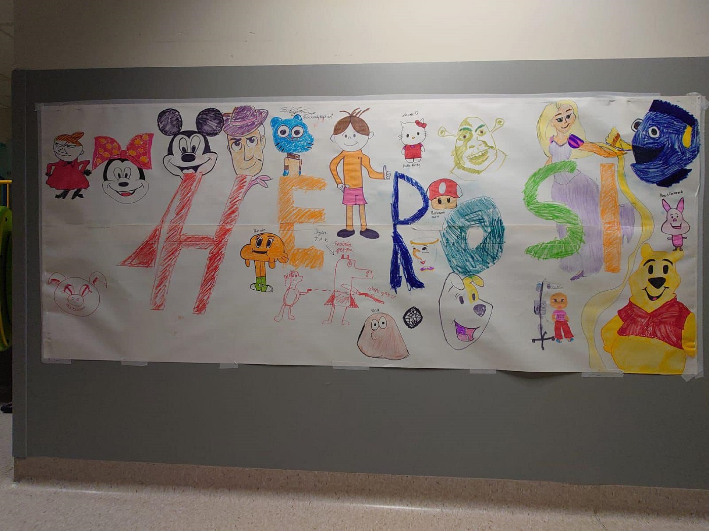 Mikołowski policjant Sebastian Kapias maluje nadzieję dla dzieci chorujacych na nowotwór