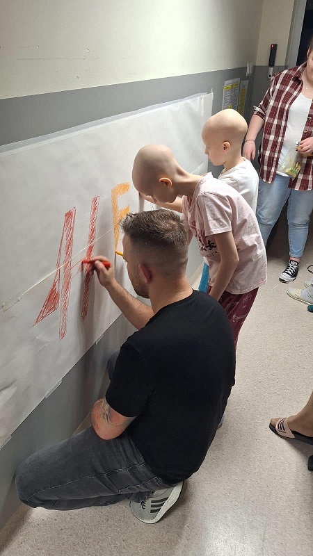 Mikołowski policjant Sebastian Kapias maluje nadzieję dla dzieci chorujacych na nowotwór