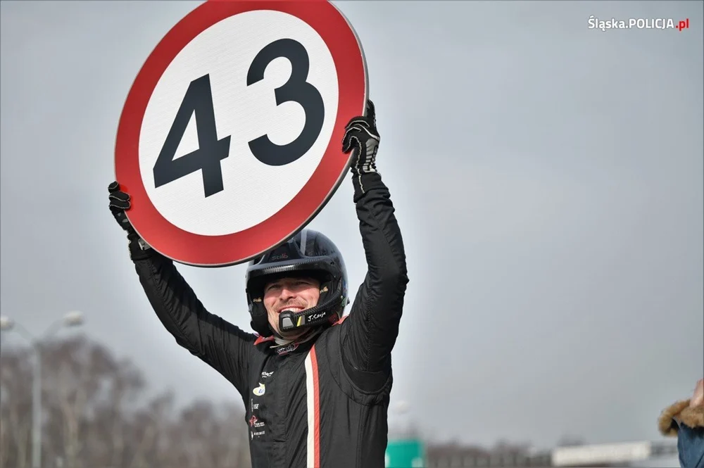 Nowe ograniczenie prędkości do 43 km/h. Inauguracja akcji "Na drodze patrz i słuchaj"