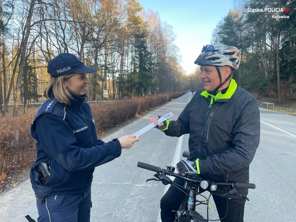 Katowiccy policjanci rozdawali odblaski
