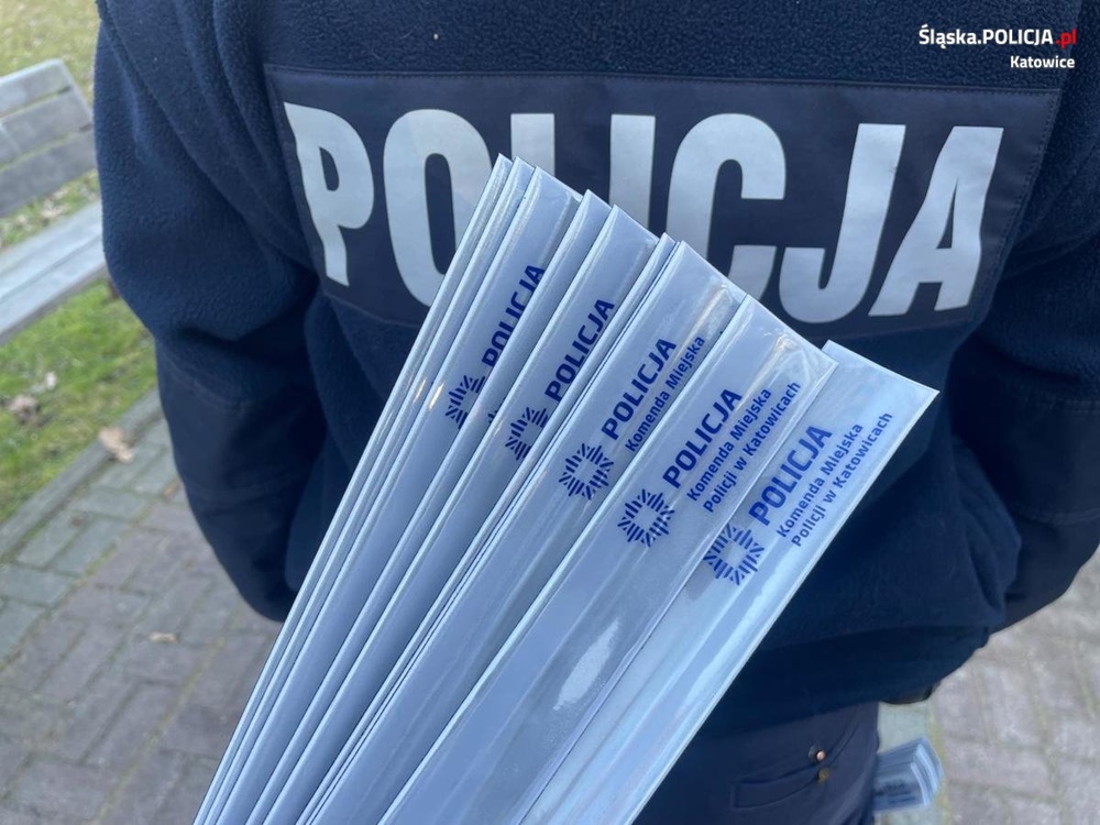 Katowiccy policjanci rozdawali odblaski