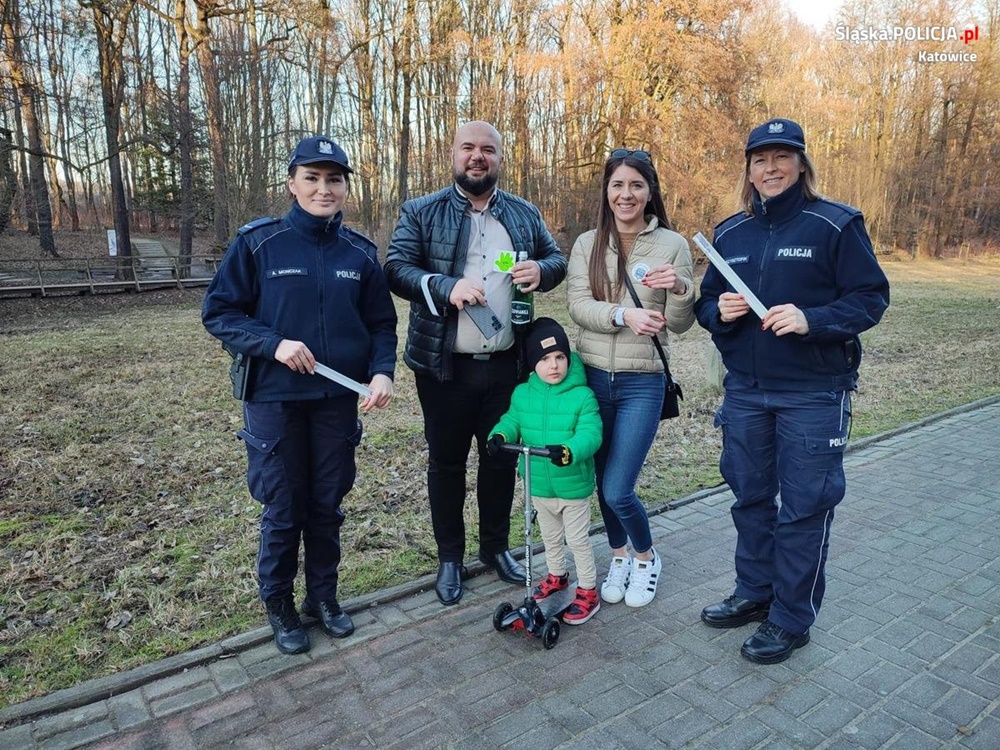 Katowiccy policjanci rozdawali odblaski